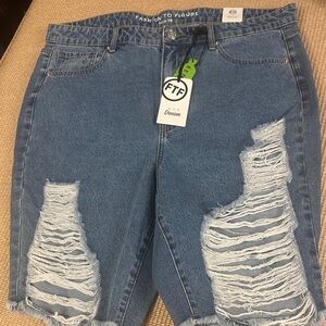 ✔️#82 BNWT Fashion to Figure Distressed Relaxed Bermuda Denim Shorts Size 18